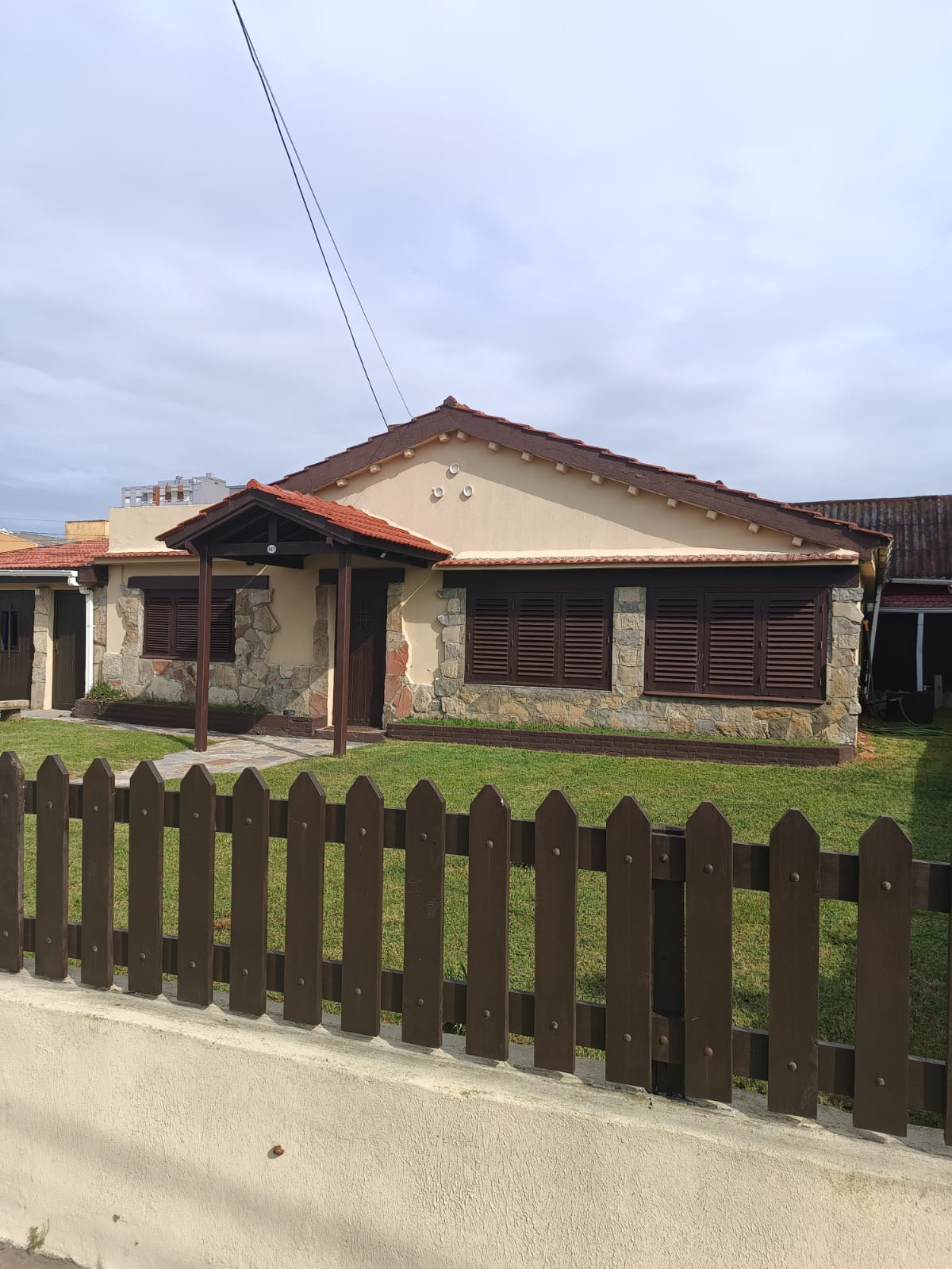 Chalet en Venta sobre Costanera Sur con Lote de 495 m² y Potencial Comercial en Mar de Ajó Flipping 