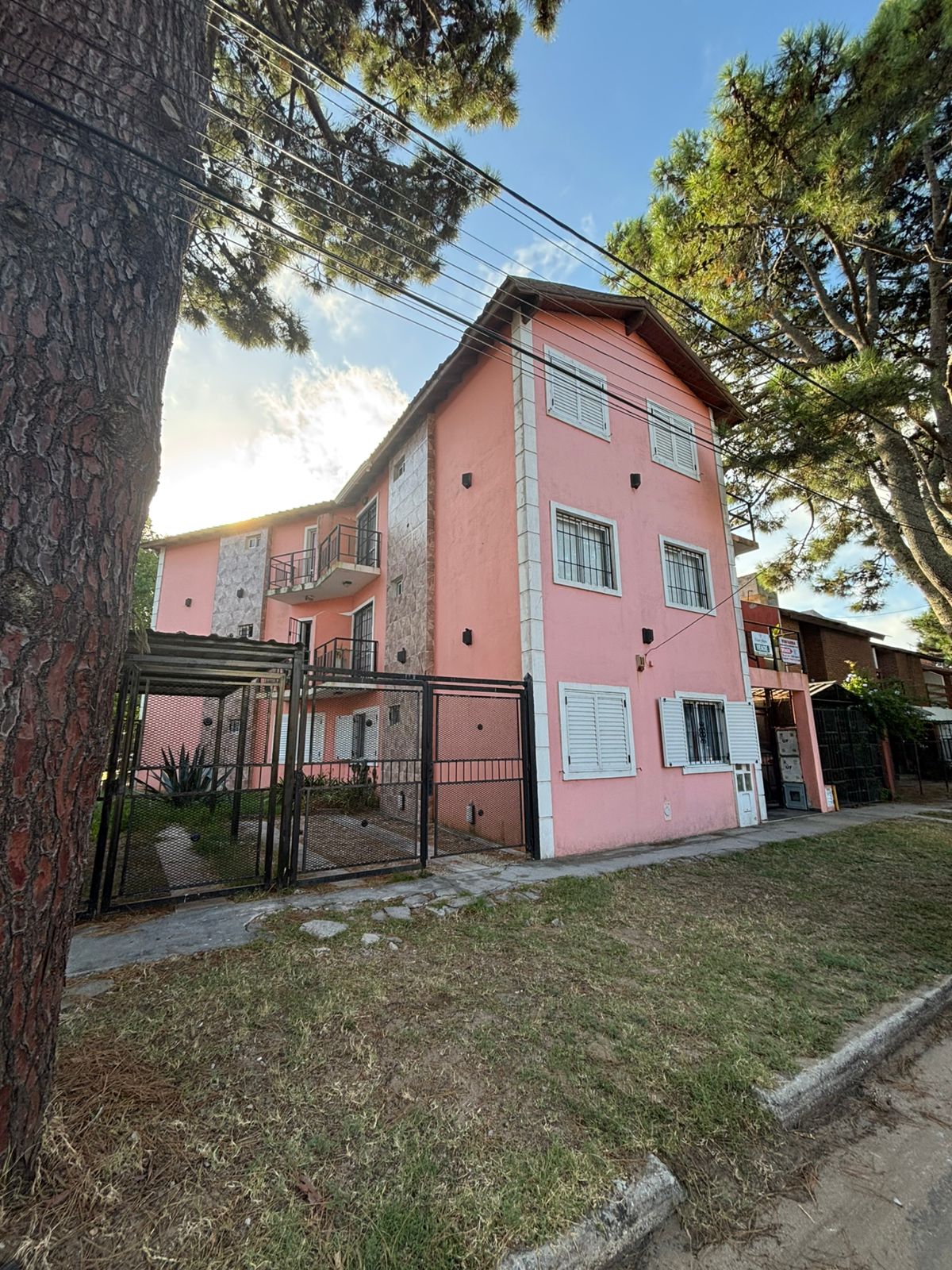 Departamento en Venta de 3 Ambientes con Cochera, Balcón con Parrilla y Amoblado en San Bernardo