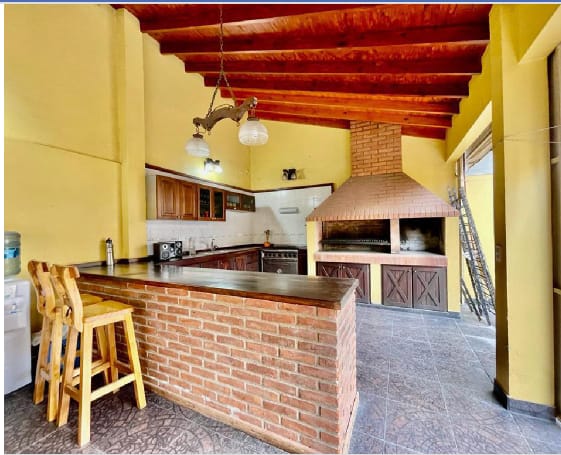 Casa en Venta de 5 Dormitorios con Quincho y Cochera para 3 Vehículos a 2 Cuadras del Mar en Mar del Tuyú