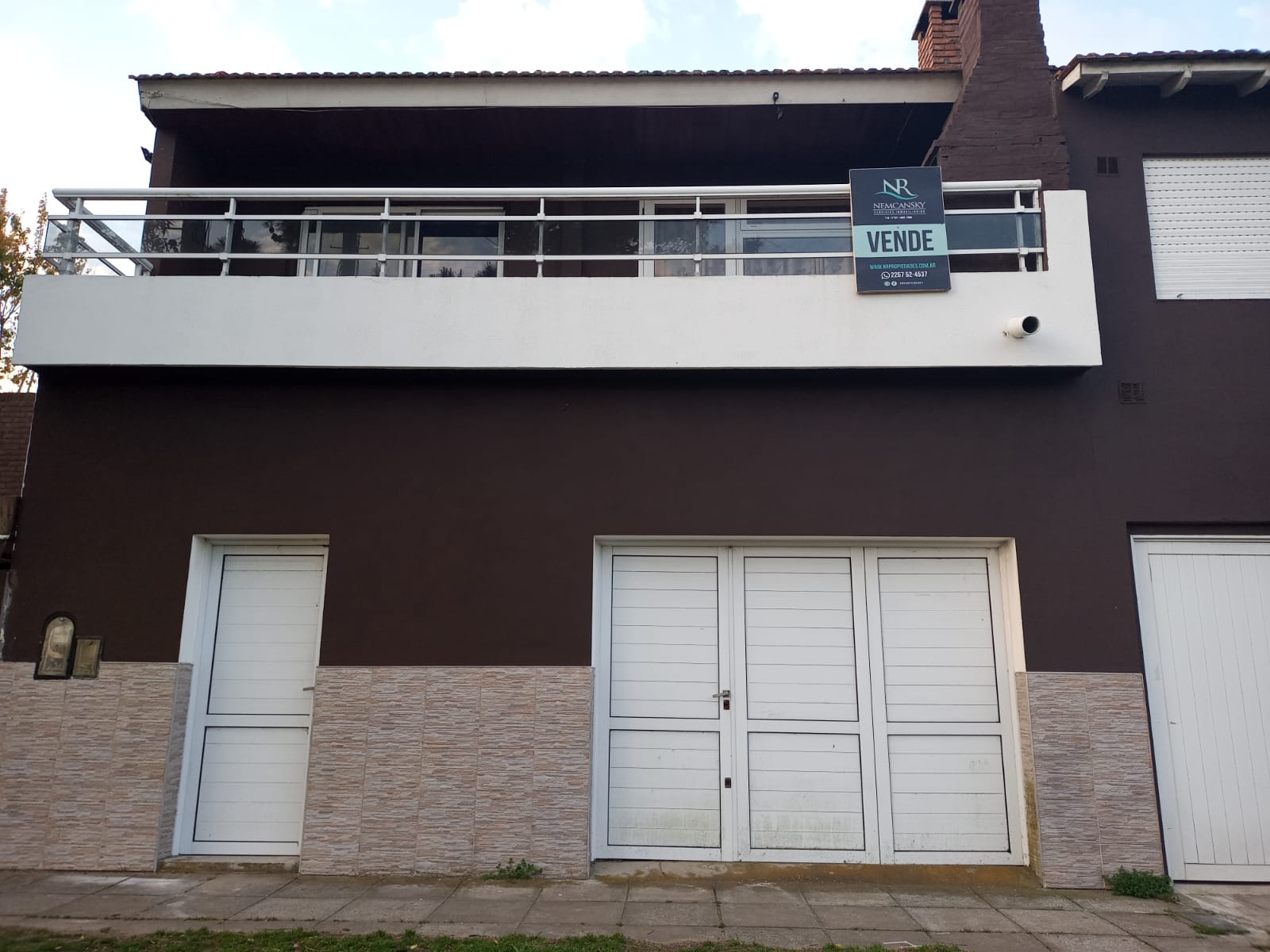 Complejo en Venta con 3 Departamentos y Local Comercial a 5 Cuadras del Mar en Mar de Ajó