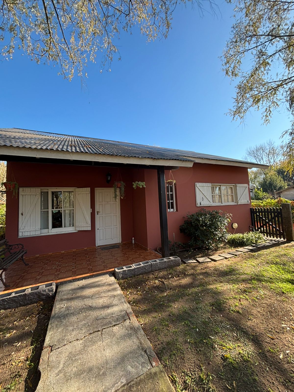 Valor: U$S 110.000.- Excelente Propiedad !!! Calle 24 al 2900, San Bernardo Hermosa casa de solida construcción sobre lote de 15 x 40. Orientación Este. Propiedad muy luminosa Cuenta con: Amplio living con calefactor de 6000 calorias a gas natural. Comoda cocina-comedor Lavadero cerrado, muy luminoso Baño con bañera 2 dormitorios en planta baja 1 dormitorio en planta alta Hermoso jardin Los 3 dormitorios, y el baño con ventanas al Norte, el living al Este y la cocina-comedor y el lavadero al Oeste Todos los ambientes super luminosos, calidos en invierno por la calefacción y frescos en verano por su ventilación cruzada. Ademas en el fondo hay construido un departamento de 2 ambientes con parrilla a terminar. Con entrada vehicular para varios autos. Mobiliario a convenir con los propietarios. Si estas buscando una casa cómoda y en un lugar tranquilo, esta es tu oportunidad !!! Consultanos.